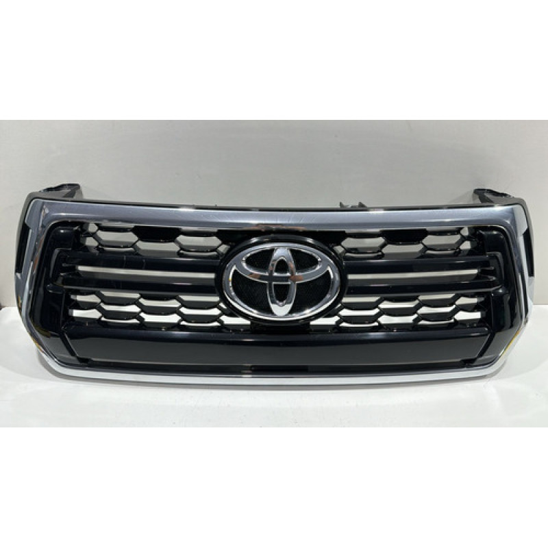 Grade Hilux 19/20 Original Usado Pequeno Detalhe Grade Hilux 19/20 Original Usado Pequeno Detalhe