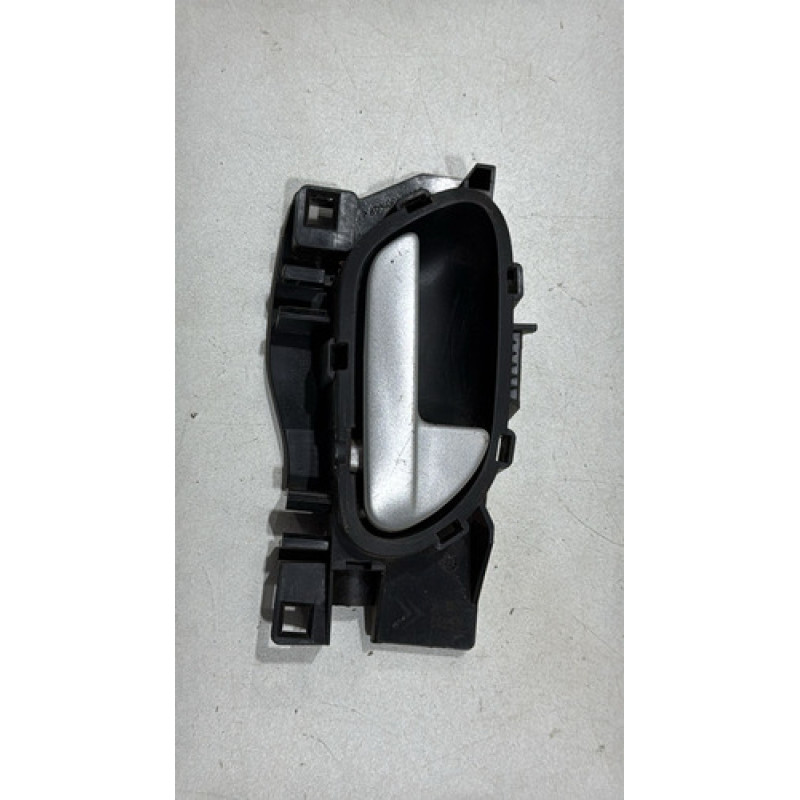Maçaneta Interna Cromada Direito Peugeot 208 2008 C3 Usado O Maçaneta Interna Cromada Direito Peugeot 208 2008 C3 Usado O