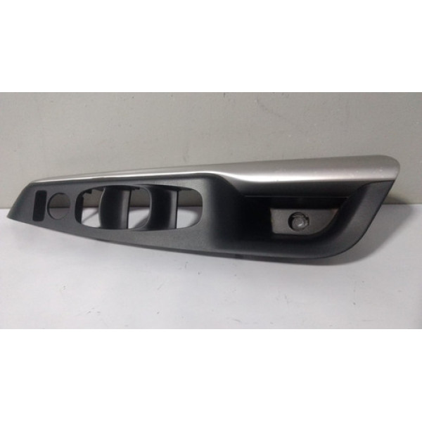 Moldura Botão Vidro Dianteiro Esquerdo Nissan Kicks 16/19