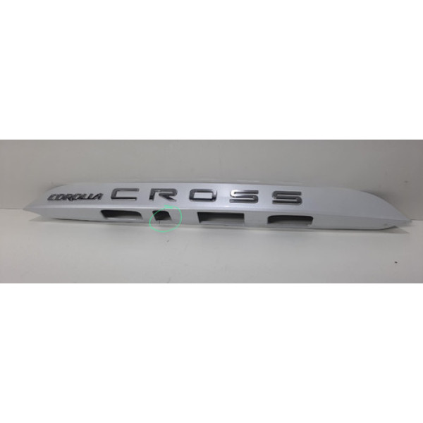 Moldura Tampa Traseira Corolla Cross 2021 2022 2023 Detalhe